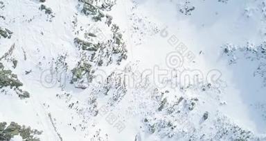空中俯瞰冬季<strong>雪山</strong>，登山滑雪者向上<strong>攀登</strong>。雪覆盖